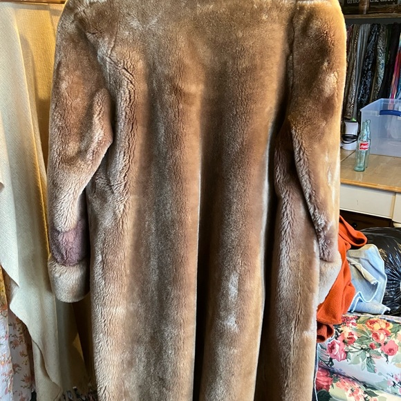 Size 0-6x reasonable offer
Mink , lamb, Rabbit, wool, fox , leather and suede ~ - Picture 12 of 13